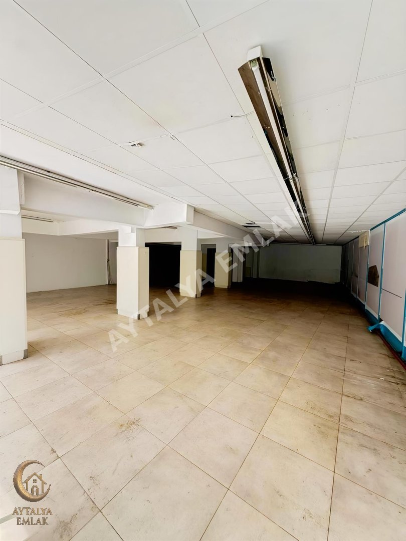 Kızılırmak Caddesinde Yük Asansörlü 390 m² Satılık Dükkan