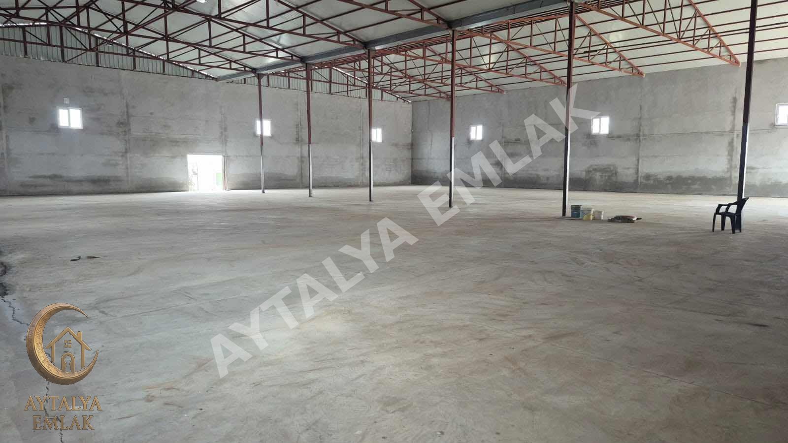 Altınova Mahallesinde 1000 m² Kiralık Depo, Tır Rampalı, Ofisli